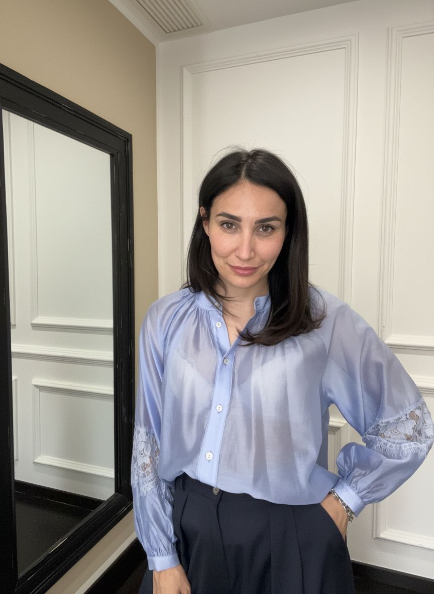 Blusa Eiki  Celeste con Pizzo